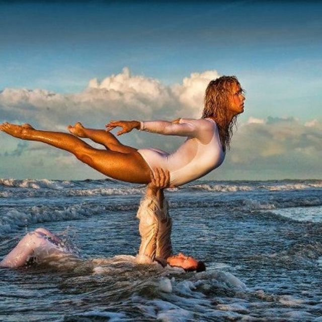 Голая йога на свежем воздухе с красивой развратницей