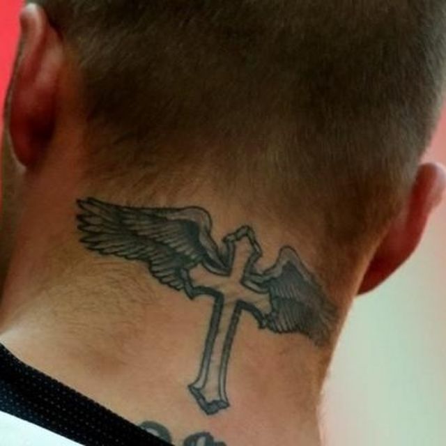Тату крест с крыльями на шее